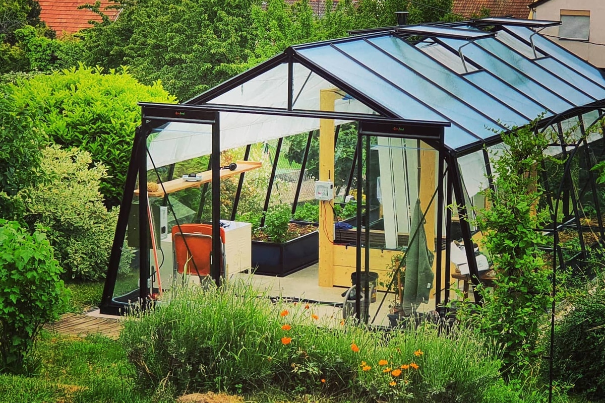 Jardiner durablement grâce à une serre de jardin abordable