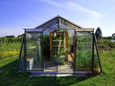 Jardiner durablement grâce à une serre de jardin abordable