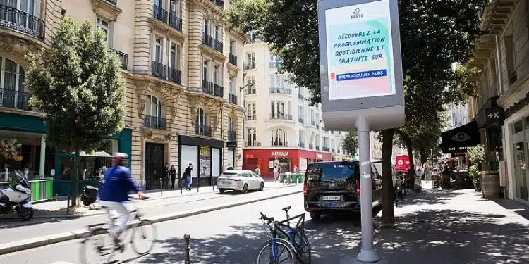 La mairie de Paris adopte l'affichage légal numérique pour moderniser sa communication